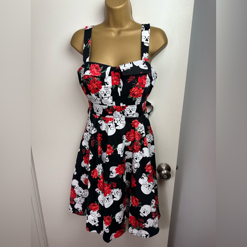 Eva Pose Black Red Rose Skull Fit &‎ Fold Vintage Inspired Pinup Dress NWOT M